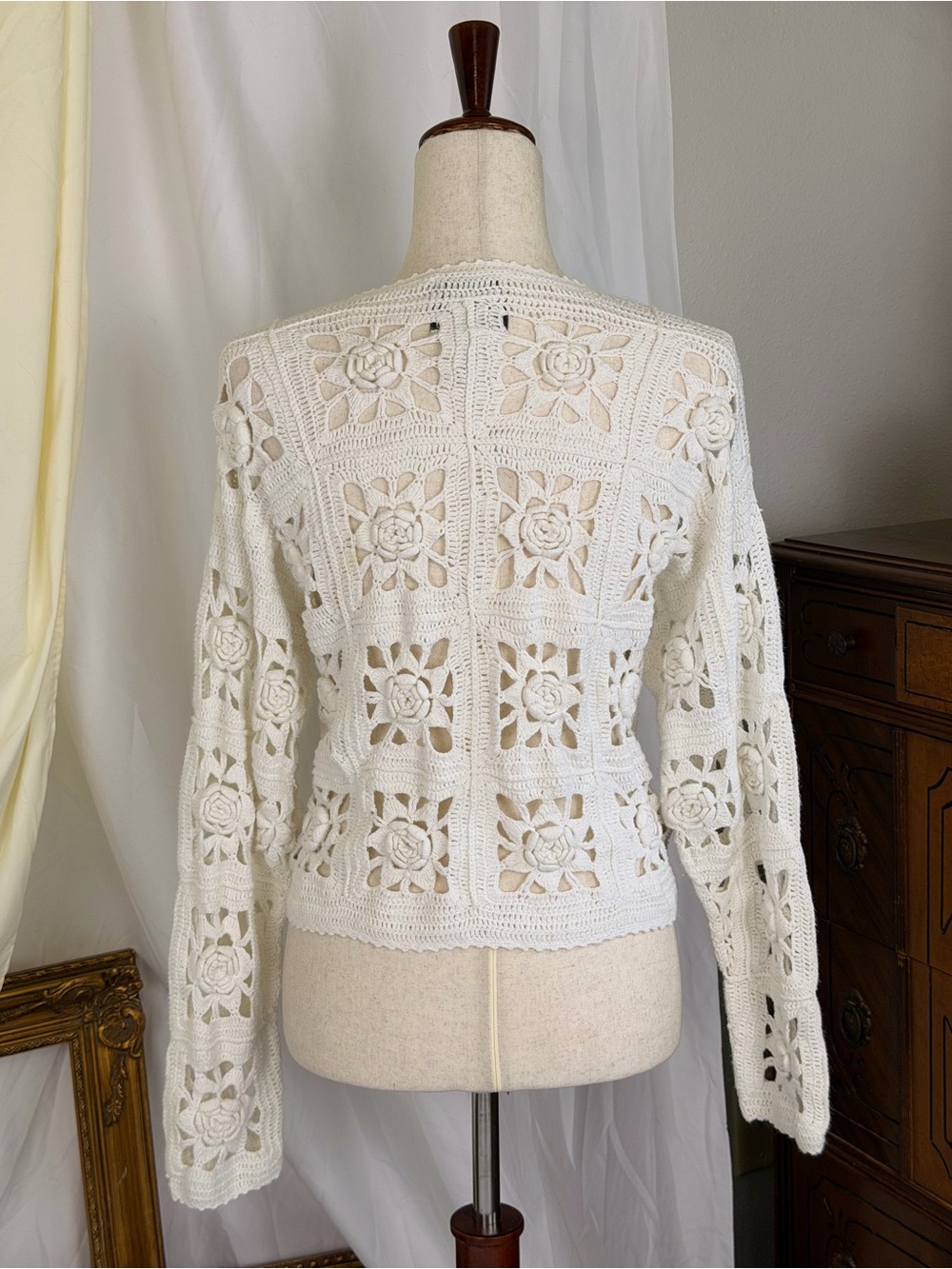 Rare Express Handknitted White Crochet Floral Openwork Cardigan - Cottagecore - Picture 2 of 6